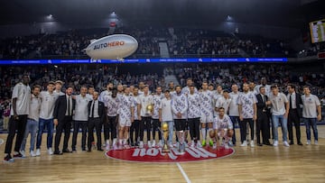 Los jugadores del Real Madrid celebran con su afición la reciente consecución del título de la Euroliga antes del partido entre el Real Madrid y el Betis, de Liga Endesa que se disputa este miércoles en el Wizink Center.