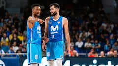 Adams Sola y Mihajlo Andric, del Movistar Estudiantes, hablan durante el partido ante el Amics Castelló.