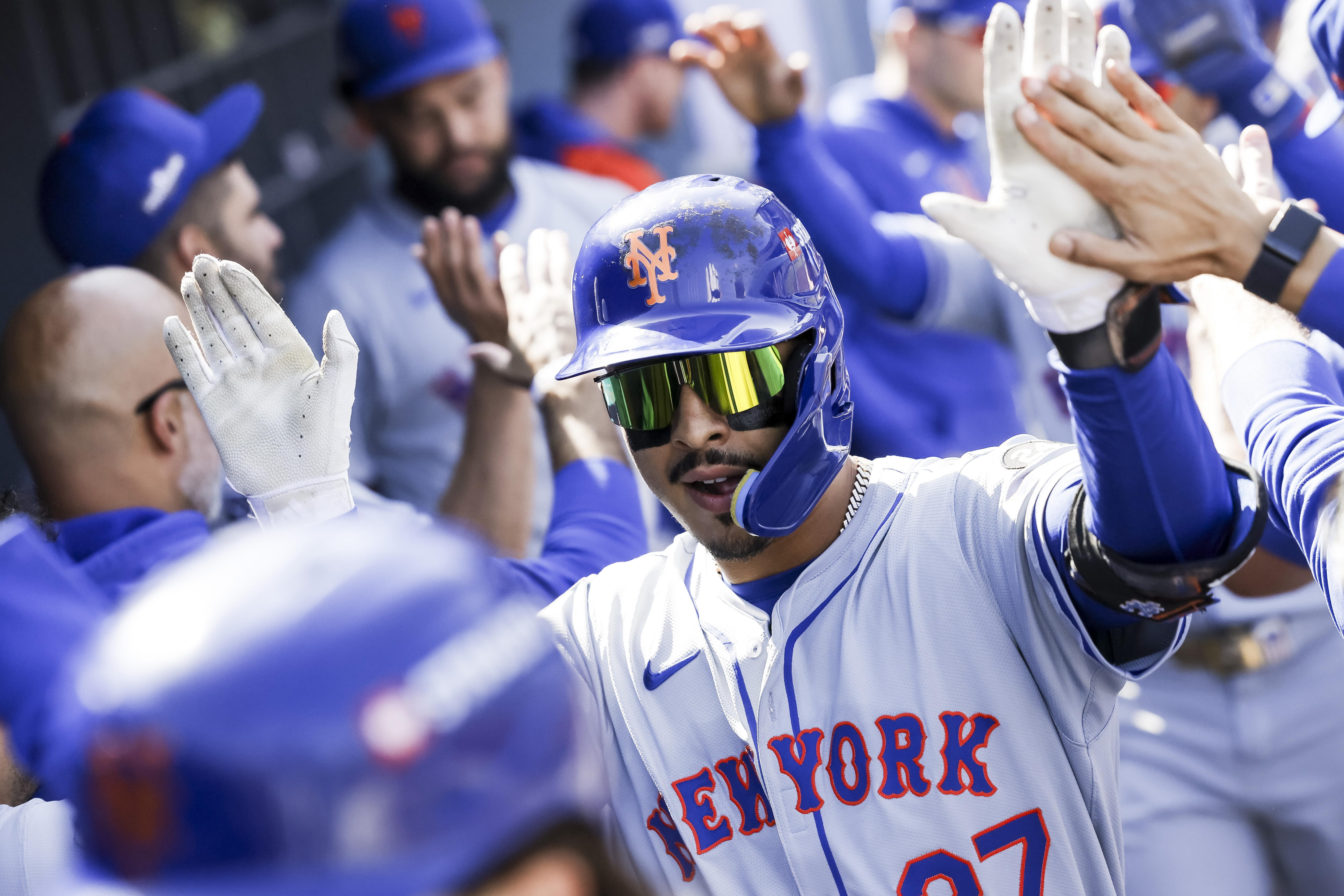 Mark Vientos celebra con sus compañeros luego de conectar un grand slam en el Juego 2 de la NLCS entre New York Mets vs Los Angeles Dodgers.