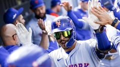 Mark Vientos celebra con sus compañeros luego de conectar un grand slam en el Juego 2 de la NLCS entre New York Mets vs Los Angeles Dodgers.