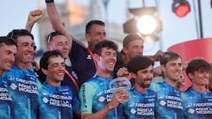 Team D�cathlon-AG2R La Mondiale's Ben O'Connor celebrates with teammates on the podium after the last stage of the Vuelta a Espana, a 24,6 km time-trial race between Madrid and Madrid, on September 8, 2024. (Photo by OSCAR DEL POZO / AFP)