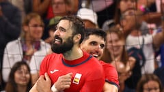 Paris 2024 Olympics - Handball - Men's Bronze Medal Match - Spain vs Slovenia - Lille, Pierre Mauroy Stadium, Villeneuve-d'Ascq, France - August 11, 2024. Jorge Maqueda of Spain and Miguel Sanchez-Migallon of Spain celebrate after Spain win the match REUTERS/Bernadett Szabo