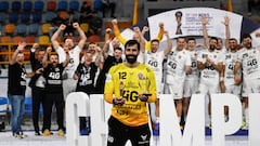 Rodrigo Corrales celebra el Mundial de Clubes en El Cairo, con Xavi Pascual detrás, el primero a la derecha.