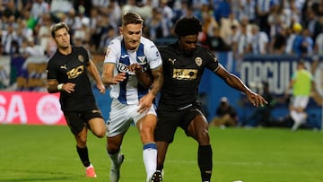 LEGANÉS (MADRID), 04/10/2024.- El defensa portugués del Valencia Thierry Rendall Correia (d) pelea un balón con Jorge Sáenz, del Leganés, durante el encuentro correspondiente a la jornada 9 de Laliga EA Sports que disputan hoy viernes CD Leganés y Valencia CF en el estadio de Butarque. EFE / Sergio Pérez.
