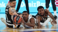 Xavier Rathan-Mayes, del Real Madrid, defiende un balón ante Lundberg y Sterling Brown, del Partizán de Belgrado.