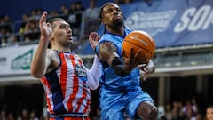 Jerrick Harding, escolta estadounidense del MoraBanc Andorra, entra a canasta tras superar a Beqa Burjanadze, ala-pívot georgiano del Leyma Coruña.