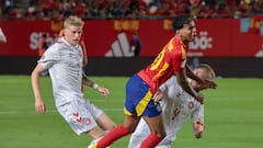 MURCIA, 12/10/2024.- El delantero de la selección española, Lamine Yamal (c), cae ante la entrada del defensor de Dinamarca durante el encuentro correspondiente a la fase de grupos de la Liga de Naciones que disputan hoy sábado España y Dinamarca en el estadio Enrique Roca de Murcia. EFE / Juan Carlos Caval.
