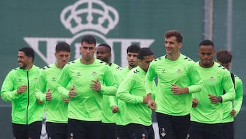 Llorente, junto a Natan y otros jugadores.