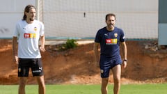 Baraja da indicaciones con Yarek cerca.