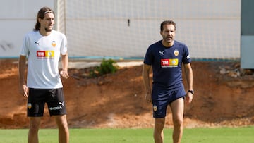 Baraja da indicaciones con Yarek cerca.