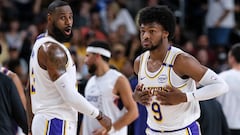 Bronny James observado por LeBron james.