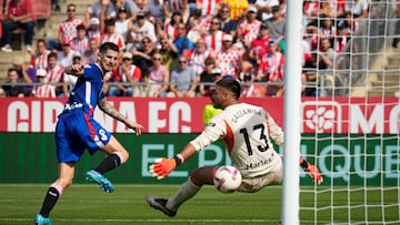 GIRONA, 06/10/2024.- Oihan Sancet, del Athletic de Bilbao, marca el 1-1 ante el Girona durante el partido de LaLiga que se disputa este domingo en el estadio de Montilivi.EFE/ Siu Wu  
Miguel Gutiérrez del Girona FC, Oihan Sancet del Athletic Foto EFE/David Borrat.
