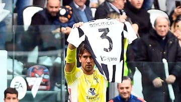 Soccer Football - Serie A - Juventus v Cagliari - Allianz Stadium, Turin, Italy - October 6, 2024  Juventus' Dusan Vlahovic celebrates scoring their first goal and poses with a shirt of teammate Bremer REUTERS/Massimo Pinca