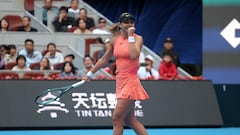 Badosa celebra su victoria ante la china Zhang Shuai.