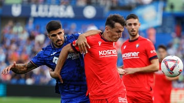 GETAFE (C.A. DE MADRID), 05/10/2024.- El delantero croata del Osuna Ante Budimir (d) durante el partido correspondiente a la novena jornada de LaLiga EA Sports disputado esta tarde en el Estadio Coliseum de Getafe. EFE/Sergio Pérez
