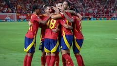 El centrocampista de la selección española, Martín Zubimendi celebra con sus compañeros un gol.