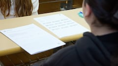 Estudiantes antes de empezar un examen, el primer día de la Evaluación de Acceso a la Universidad (EvAU), en la Politécnica de la Universidad de Alcalá de Henares, a 3 de junio de 2024, en Alcalá de Henares, Madrid (España). Cerca de 40.000 alumnos de la Comunidad de Madrid se enfrentan a partir de hoy, y hasta el próximo jueves 6, a las pruebas de la Evaluación de Acceso a la Universidad (EvAU), que llega con cambios en las asignaturas a examen como novedad. Para el correcto desarrollo de la EvAU, la Comunidad de Madrid activa desde hoy el refuerzo en el transporte público que garantice a todos los participantes sus traslados durante toda la semana. Los estudiantes de Madrid son los primeros en enfrentarse a estas pruebas junto a los de La Rioja.
03 JUNIO 2024;AUTONOMA;MADRID;EVAU;ACCESO;UNIVERSIDAD;SELECTIVIDAD;ESTUDIANTES
Jesús Hellín   / Europa Press
03/06/2024