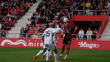 Tachi toca el balón de cabeza en un duelo de la presente temporada.