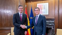 El presidente del Gobierno, Pedro Sánchez (i), y el líder del PP, Alberto Núñez Feijóo (d), se saludan durante una reunión, en el Congreso de los Diputados, a 22 de diciembre de 2023, en Madrid (España). Durante el encuentro, han tratado temas como la renovación del Consejo General del Poder Judicial, la reforma del artículo 49 de la Constitución y el nuevo modelo de financiación autonómica, temas propuestos por el Gobierno. También, han hablado sobre la Ley de Amnistía y los pactos del Ejecutivo con el independentismo, a petición del PP.
22 DICIEMBRE 2023;REUNIÓN;PRESIDENTE;FEIJOO;SÁNCHEZ;PODER JUDICIAL;CGPJ;ARTÍCULO 49;AUTONOMÍA;REFORMA;PP-PSOE;PP;PSOE;
Alberto Ortega / Europa Press
22/12/2023