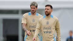 AME7150. BUENOS AIRES (ARGENTINA), 14/10/2024.- Lionel Messi (d) y Rodrigo de Paul de Argentina participan en un entrenamiento este lunes, en el Predio de Ezeiza, en Buenos Aires (Argentina). La selección argentina enfrentará a Bolivia por la décima jornada de las Eliminatorias Sudamericanas, que se disputará en el Estadio Monumental de Buenos Aires. EFE/ Juan Ignacio Roncoroni
