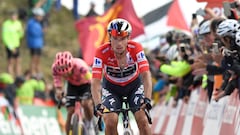 Primoz Roglic llega a meta en La Vuelta.