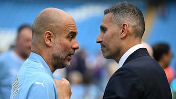 Pep Guardiola y Khaldoon Al Mubarak, entrenador y presidente del Manchester City, conversan.
