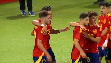 Raúl Moro celebra el 4-1 de España sub-21 ante Azerbayán.