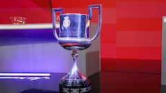 Trofeo de la Copa del Rey durante el sorteo.