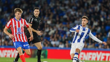 SAN SEBASTIÁN, 06/10/2024.- El centrocampista de la Real Sociedad Martín Zubimendi (d) y el centrocampista del Atlético de Madrid Pablo Barrios (i), durante el partido de Liga disputado entre Atlético de Madrid y Real Sociedad este domingo en el estadio de Anoeta. EFE/Javi Colmenero
