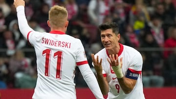 Soccer Football - UEFA Nations League - Group A1 - Poland v Portugal - PGE Narodowy, Warsaw, Poland - October 12, 2024 Poland's Karol Swiderski and Robert Lewandowski react REUTERS/Aleksandra Szmigiel