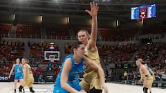 Mariella Fasoula, jugadora del Perfumerías Avenida, defiende el balón frente a una jugadora del Barcelona en los Cuartos de Final de La Copa de La Reina.