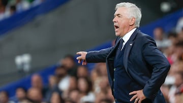 Carlo Ancelotti, entrenador del Real Madrid, da instrucciones a sus jugadores durante el partido de la jornada 9 de LaLiga EA Sports contra el Villarreal.