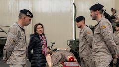 La ministra de Defensa, Margarita Robles conversa con militares de distintas disciplinas durante la visita a la Base Aérea de Morón, a 8 de marzo de 2024, en Morón, Sevilla (Andalucía, España). La ministra de Defensa, Margarita Robles, visita  a la base aérea de Morón, para conocer las instalaciones del Ala 11 y el Segundo Escuadrón de Apoyo Aéreo, unidades del Ejército del Aire y del Espacio ubicadas en la Base.
08 MARZO 2024
Francisco J. Olmo / Europa Press
08/03/2024