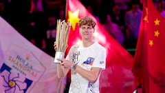 Jannik Sinner, con el trofeo de campeón del Shanghai Masters.