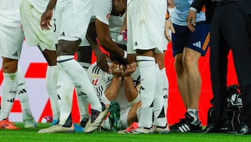 Los jugadores del Real Madrid consuelan como pueden a su capitán. Un Dani Carvajal que se perderá lo que resta de temporada.