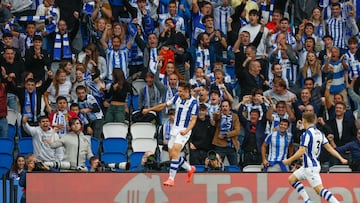 SAN SEBASTIÁN , 03/10/2024.-  El centrocampista de la Real Sociedad Pablo Martín celebra el primer gol de su equipo durante el partido de Liga Europa entre la Real Sociedad y el Anderlecht, que se disputa este jueves en el estadio Reale Arena de San Sebastián. EFE/ Juan Herrero
