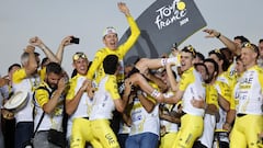 Nice (France), 21/07/2024.- UAE Team Emirates riders and staff lift Yellow Jersey and Tour de France overall winner Slovenian rider Tadej Pogacar in celebration on the podium after the 21st and final stage of the 2024 Tour de France cycling race over 33km Individual time-trial (ITT) from Monaco to Nice, 21 July 2024. (Ciclismo, Francia, Eslovenia, Niza) EFE/EPA/SEBASTIEN NOGIER
