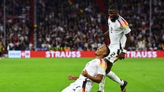 Munich (Germany), 14/10/2024.- Jamie Leweling of Germany (L) celebrates with teammates after scoring the 1-0 goal during the UEFA Nations League group soccer match between Germany and Netherlands, in Munich, Germany, 14 October 2024. (Alemania, Países Bajos; Holanda) EFE/EPA/FILIP SINGER
