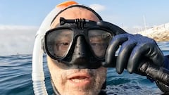 Manel Calero, buceador, en la playa de Badalona.