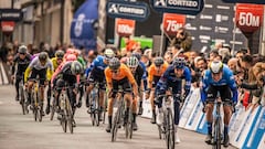El pelotón llega a meta en la tercera etapa de O Gran Camiño en Ribadavia (Ourense).