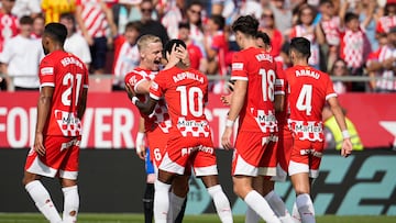 GIRONA, 06/10/2024.- Jasper Asprilla (c), del Girona, celebra con sus compañeros tras marcar el 1-0 ante el Athletic de Bilbao, durante el partido de LaLiga que se disputa este domingo en el estadio de Montilivi.EFE/ Siu Wu  
Miguel Gutiérrez del Girona FC, Oihan Sancet del Athletic Foto EFE/David Borrat.
