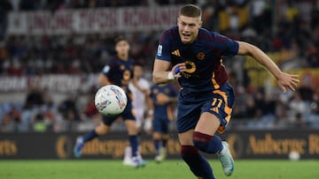 Roma's Ukrainian forward #11 Artem Dovbyk runs for the ball during the Italian Serie A football match between AS Roma and Udinese at the Olympic stadium in Rome on September 22, 2024. (Photo by Filippo MONTEFORTE / AFP)