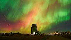 La aurora boreal, también conocida como luces del norte, ilumina el cielo sobre un antiguo elevador de granos en Brant, Alberta, Canadá.