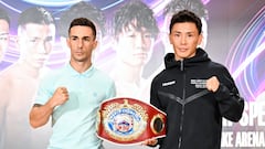 Jairo Noriega y Shokichi Iwata con el cinturón del peso minimosca de la OMB.