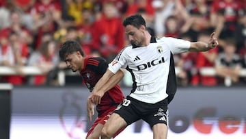 Hugo Rincón pugna con Borja Sánchez por hacerse con el cuero.