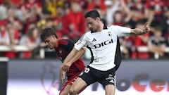 Hugo Rincón pugna con Borja Sánchez por hacerse con el cuero.