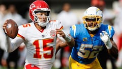 INGLEWOOD, CALIFORNIA - SEPTEMBER 29: Patrick Mahomes #15 of the Kansas City Chiefs looks to throw the ball as Khalil Mack #52 of the Los Angeles Chargers applies pressure during the third quarter at SoFi Stadium on September 29, 2024 in Inglewood, California.   Kevork Djansezian/Getty Images/AFP (Photo by KEVORK DJANSEZIAN / GETTY IMAGES NORTH AMERICA / Getty Images via AFP)