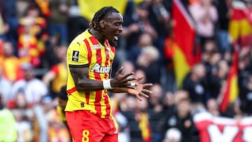 Lens' Angolan forward #08 M'Bala Nzola reacts after missing a goal scoring opportunity during the French L1 football match between RC Lens and OGC Nice at the Bollaert-Delelis Stadium in Lens, northern France, on September 28, 2024. (Photo by Sameer Al-DOUMY / AFP)