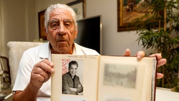 Claramunt enseña un álbum con una foto dedicada por Mario Moreno 'Cantinflas'.