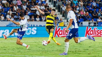 Bazdar, en el momento del disparo que supuso el tercer gol del Zaragoza en Tenerife.